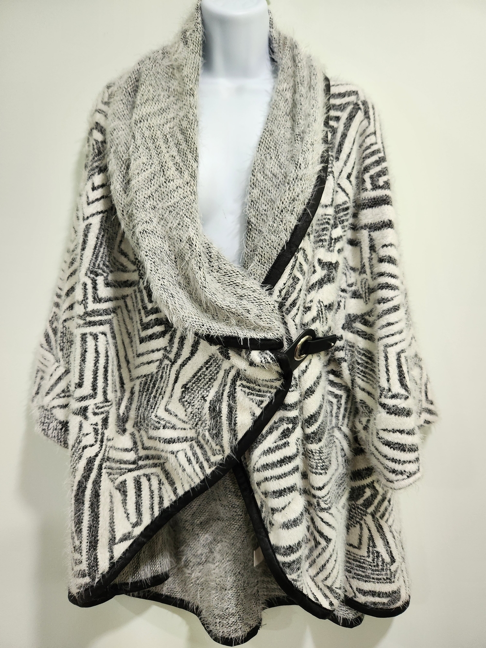 Oversized Geometric Wrap Cape - Black & White